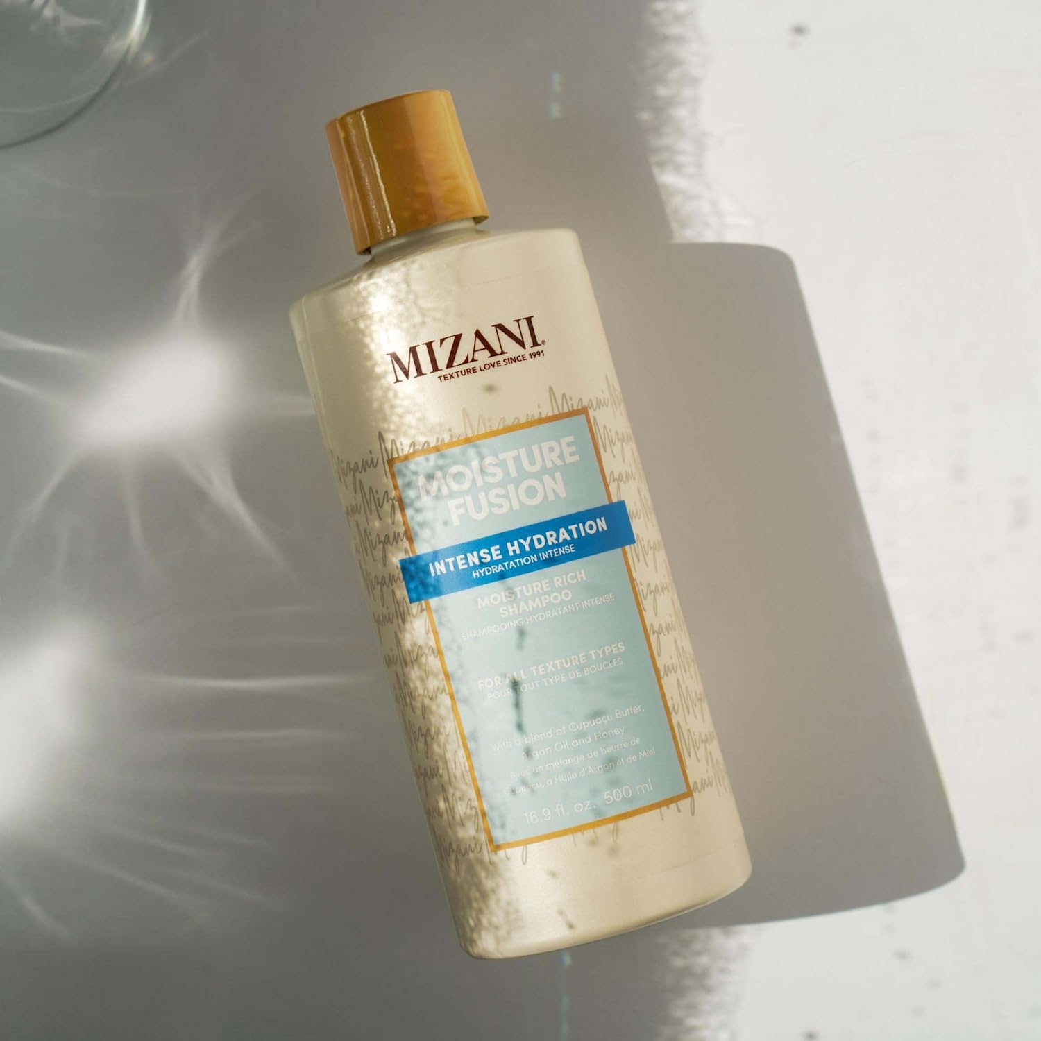 UN CABELLO RIZO SALUDABLE COMIENZA CON LA HIDRATACIÓN Y EL CARIÑO QUE TE BRINDA LA FAMILIA DE MOISTURE FUSION.